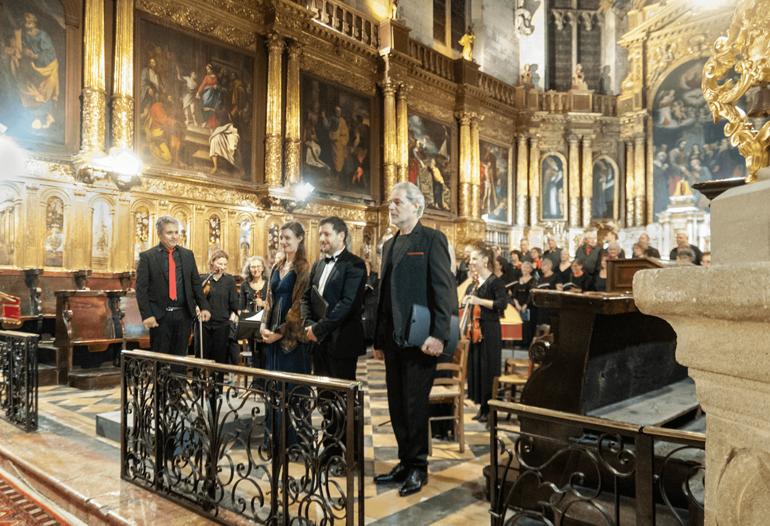 Les solistes se presentent au public. Fabio PEREZ MUÑOZ se tient sur le cote